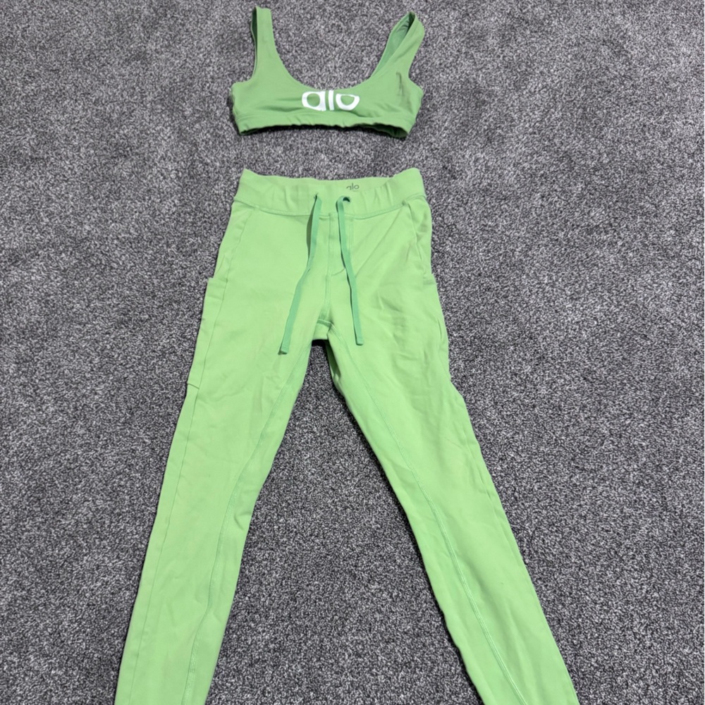 EUC💚ALO YOGA💚APPLE GREEN WORKOUT SET - Picture 4 of 16